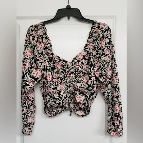 Milk & Honey NWT Chic Floral Cropped Shirt Blouse in Black and Pink Size Large - Picture 2 of 9